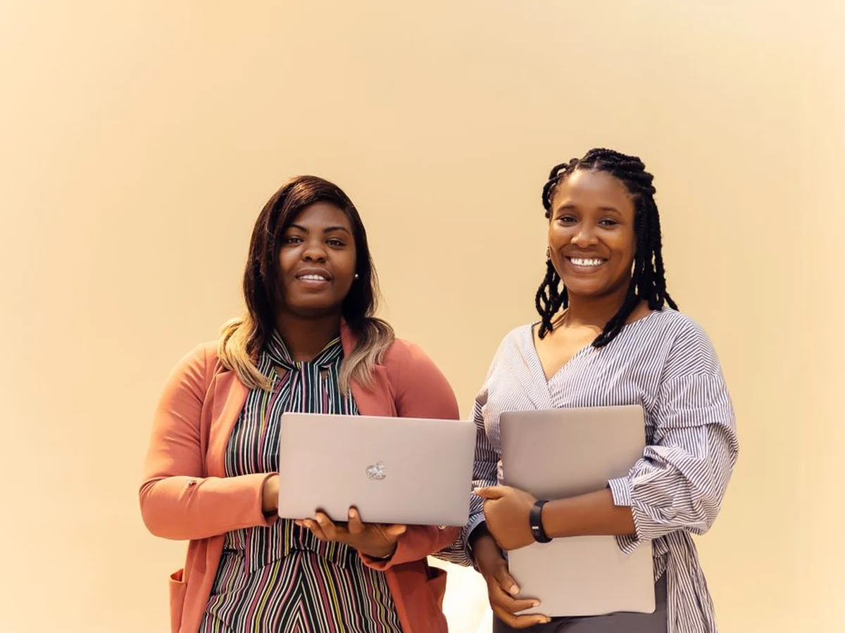 Deux professionnelles collaborent avec leurs ordinateurs dans un espace de travail