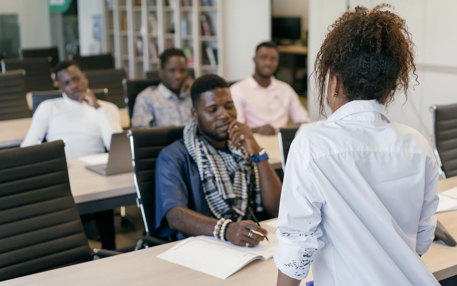Une professionnelle anime une session de formation devant un groupe de participants